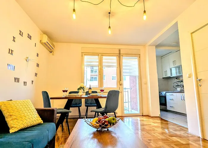 Spacious & Attractive 600M-7Minuta Hoda Od Centra, Mogucnost Za Parking-Apartmani-Nsmilos