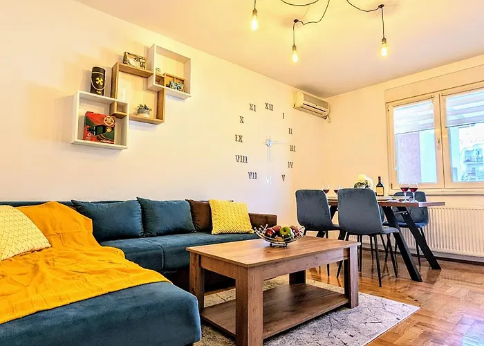 Spacious & Attractive 600M-7Minuta Hoda Od Centra, Mogucnost Za Parking-Apartmani-Nsmilos