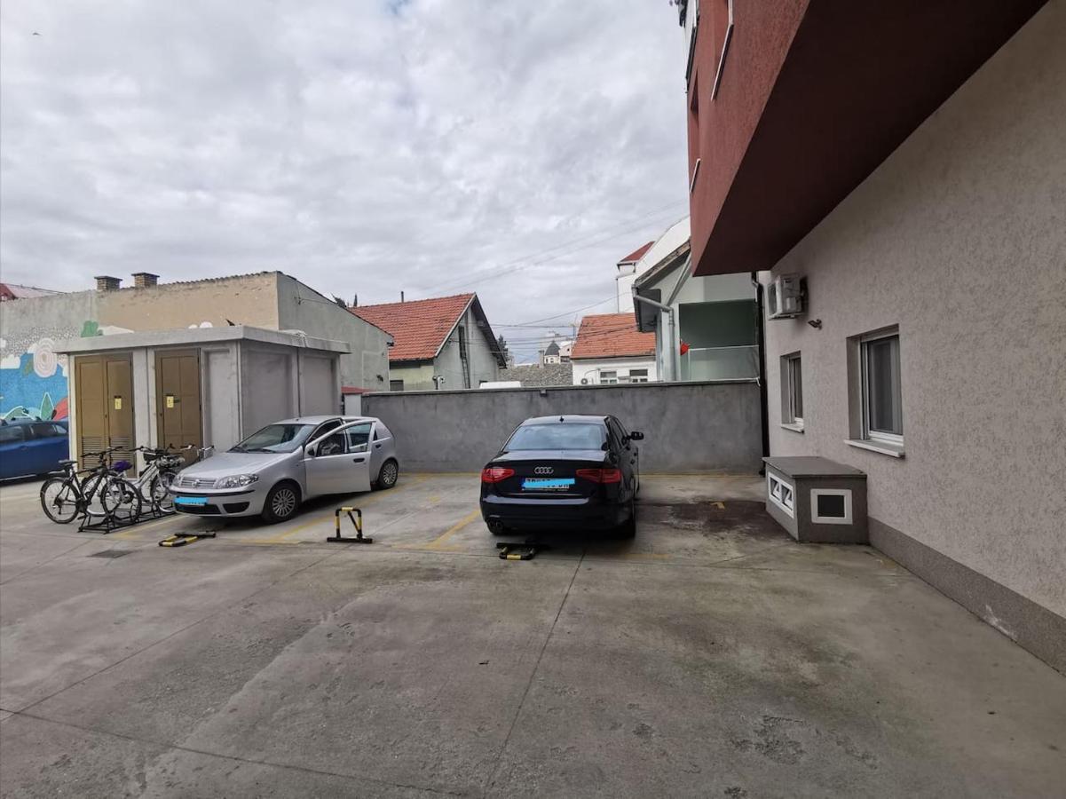 Apartment Spacious & Attractive 600m-7minuta Hoda Od Centra, Mogucnost Za Parking-apartmani-nsmilos