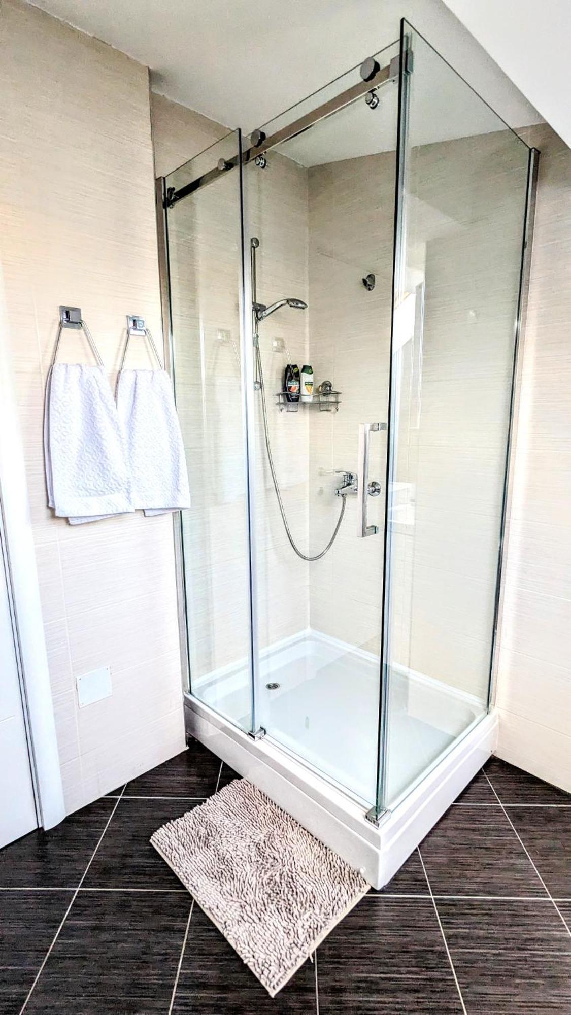 Spacious & Attractive 600m-7minuta Hoda Od Centra, Mogucnost Za Parking-apartmani-nsmilos *