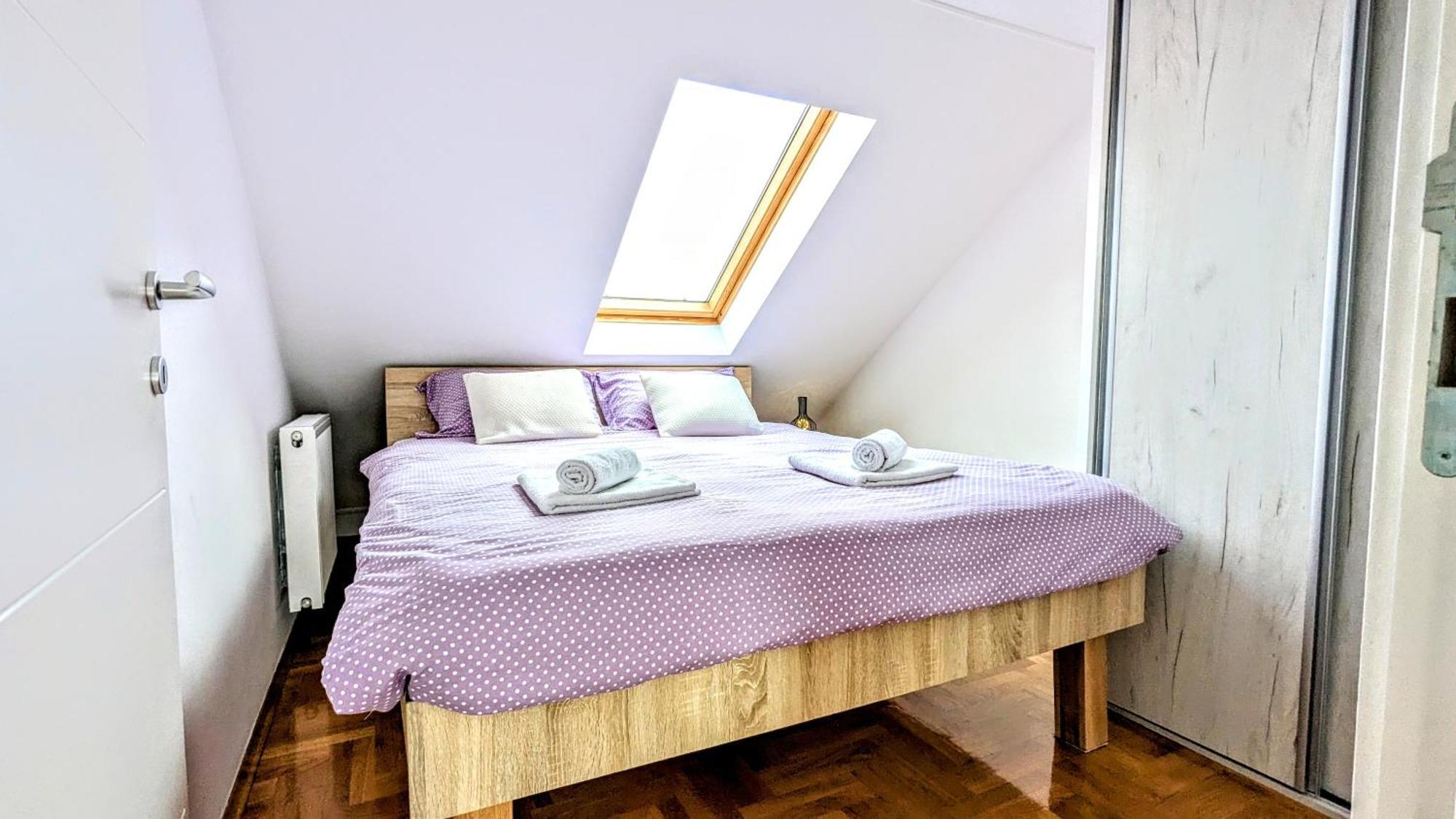 Spacious & Attractive 600m-7minuta Hoda Od Centra, Mogucnost Za Parking-apartmani-nsmilos