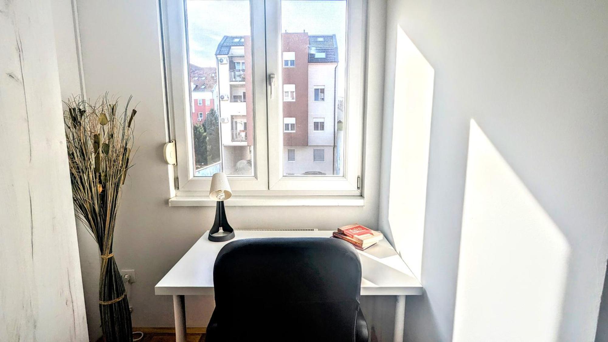 Spacious & Attractive 600m-7minuta Hoda Od Centra, Mogucnost Za Parking-apartmani-nsmilos *