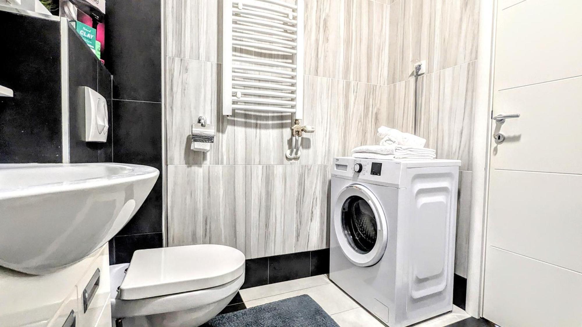 Spacious & Attractive 600m-7minuta Hoda Od Centra, Mogucnost Za Parking-apartmani-nsmilos Apartment Novi Sad