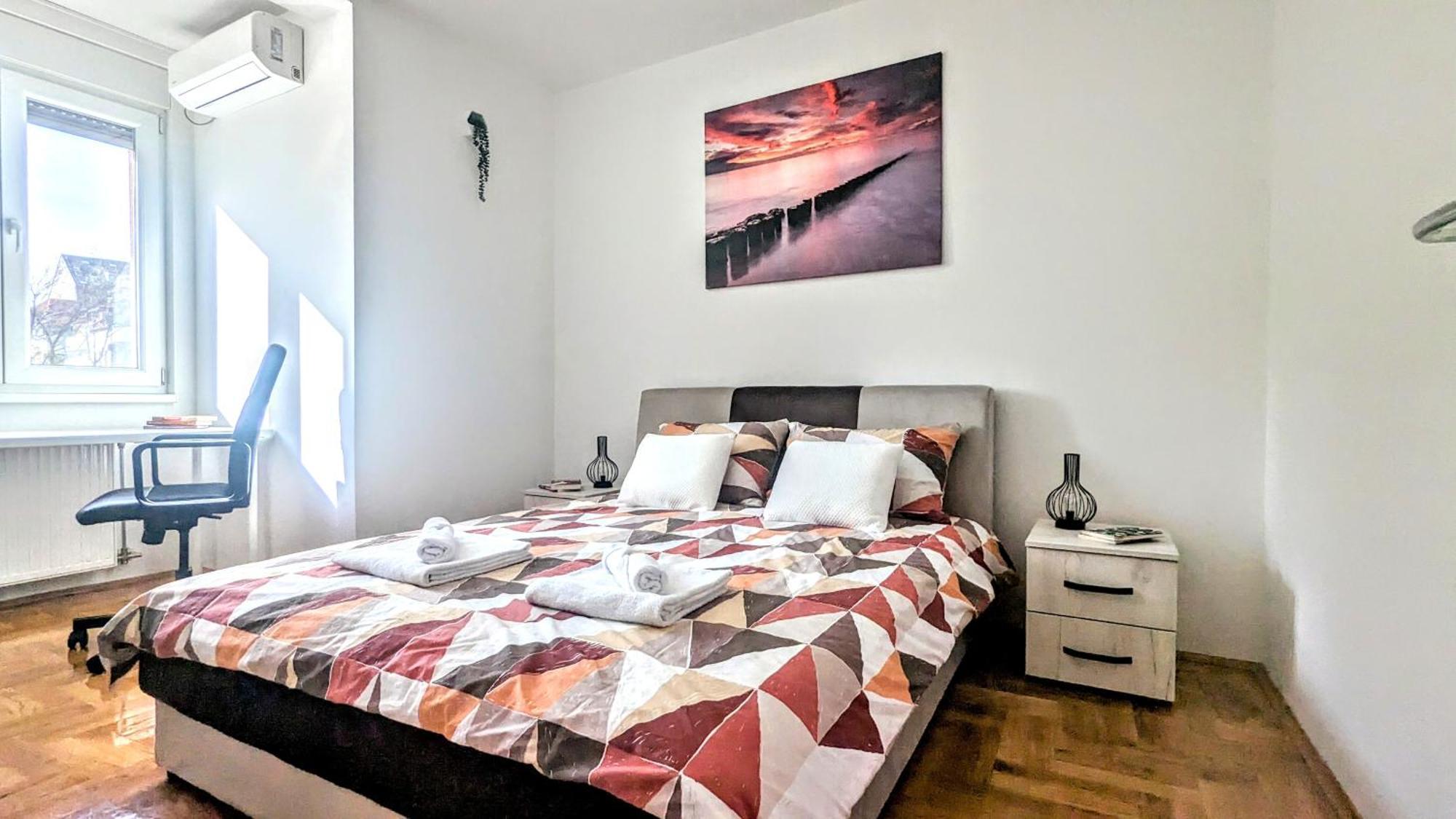 Spacious & Attractive 600m-7minuta Hoda Od Centra, Mogucnost Za Parking-apartmani-nsmilos Apartment *