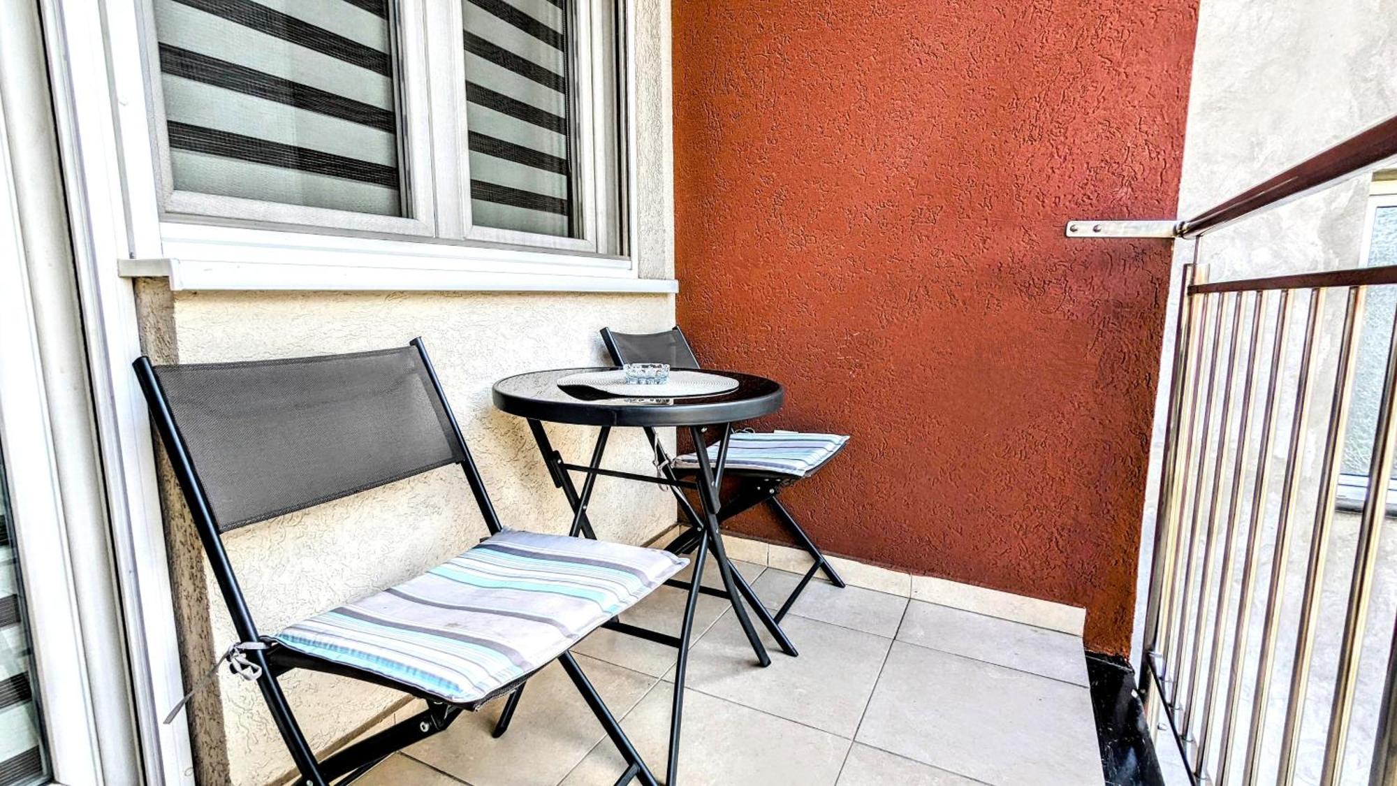 Spacious & Attractive 600m-7minuta Hoda Od Centra, Mogucnost Za Parking-apartmani-nsmilos * Novi Sad