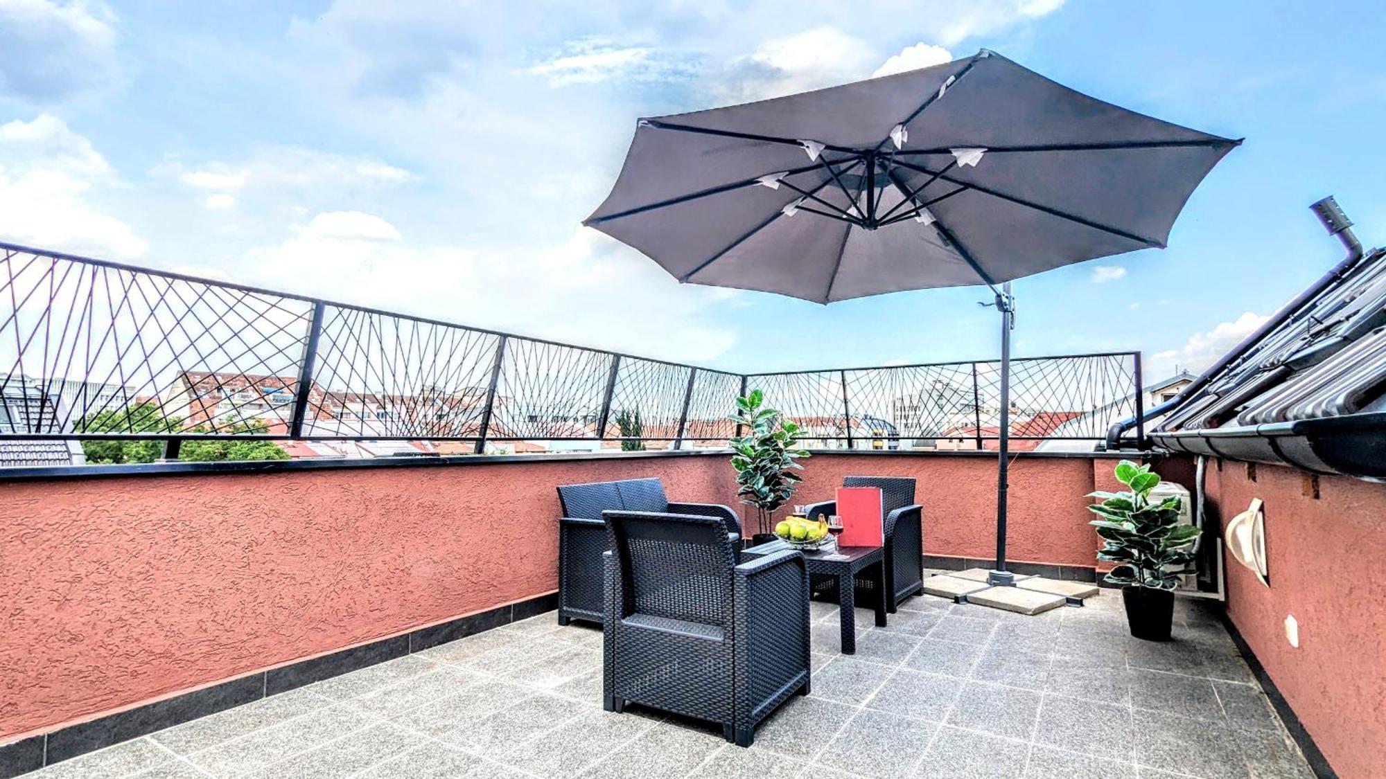 Apartment Spacious & Attractive 600m-7minuta Hoda Od Centra, Mogucnost Za Parking-apartmani-nsmilos