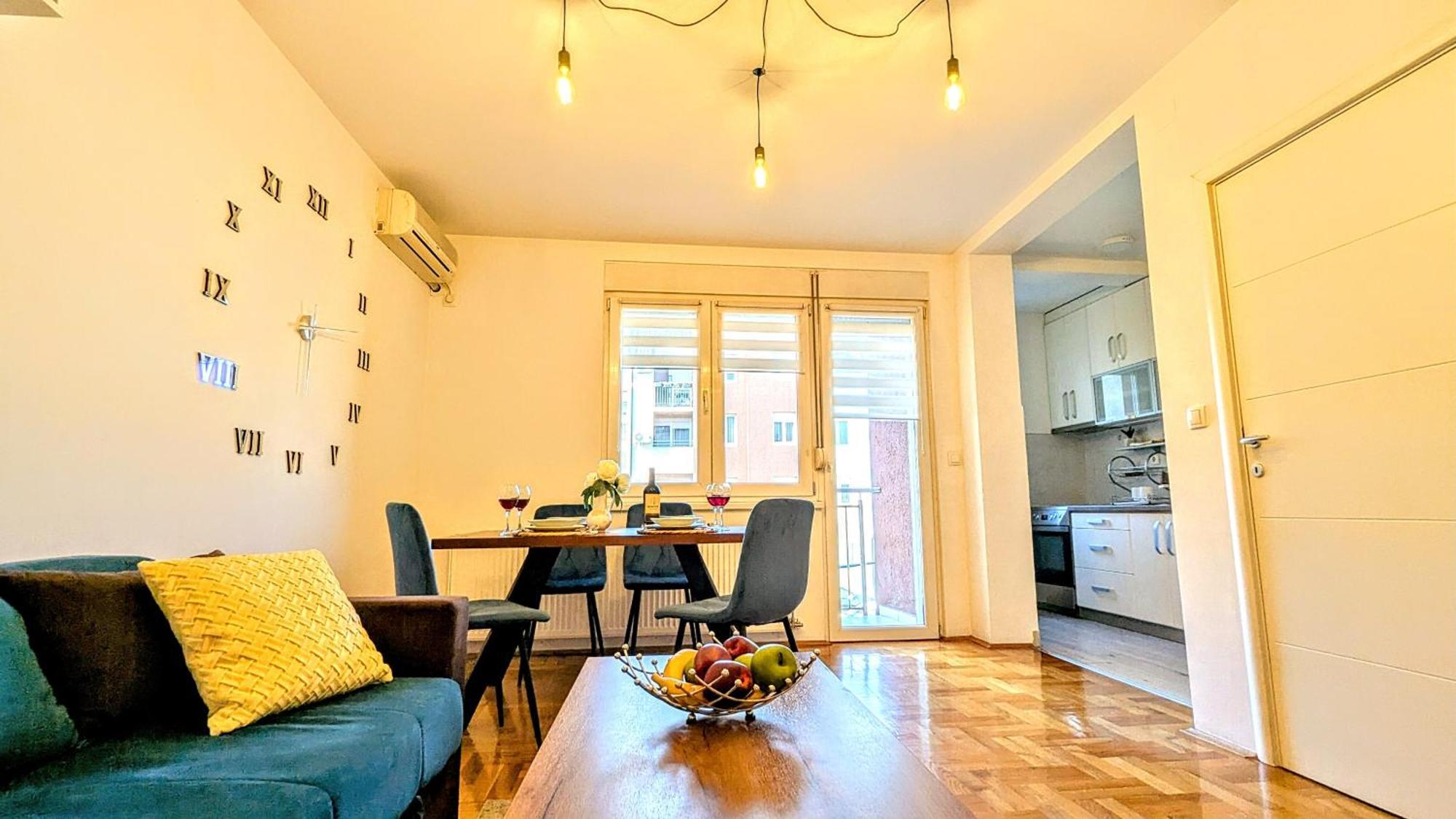 Spacious & Attractive 600m-7minuta Hoda Od Centra, Mogucnost Za Parking-apartmani-nsmilos Novi Sad
