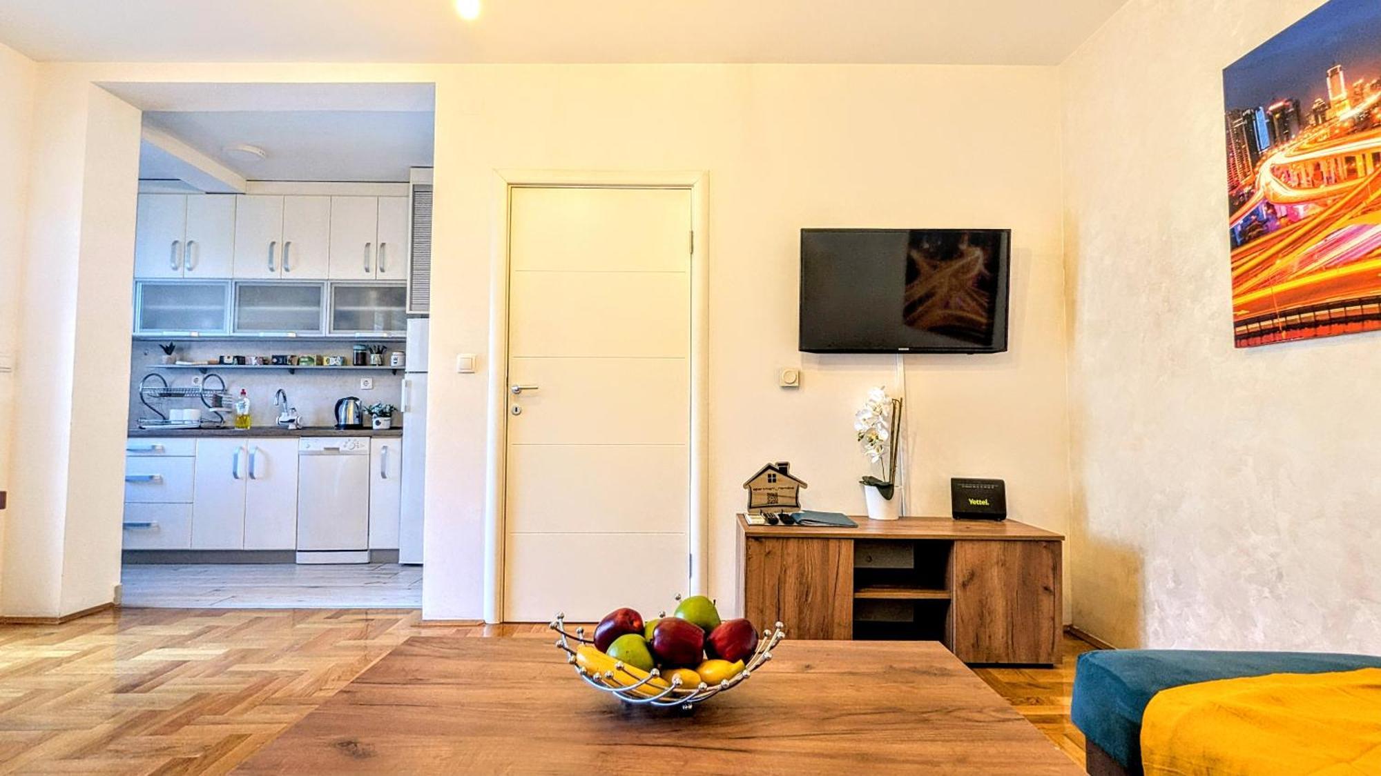 Spacious & Attractive 600m-7minuta Hoda Od Centra, Mogucnost Za Parking-apartmani-nsmilos Apartment *