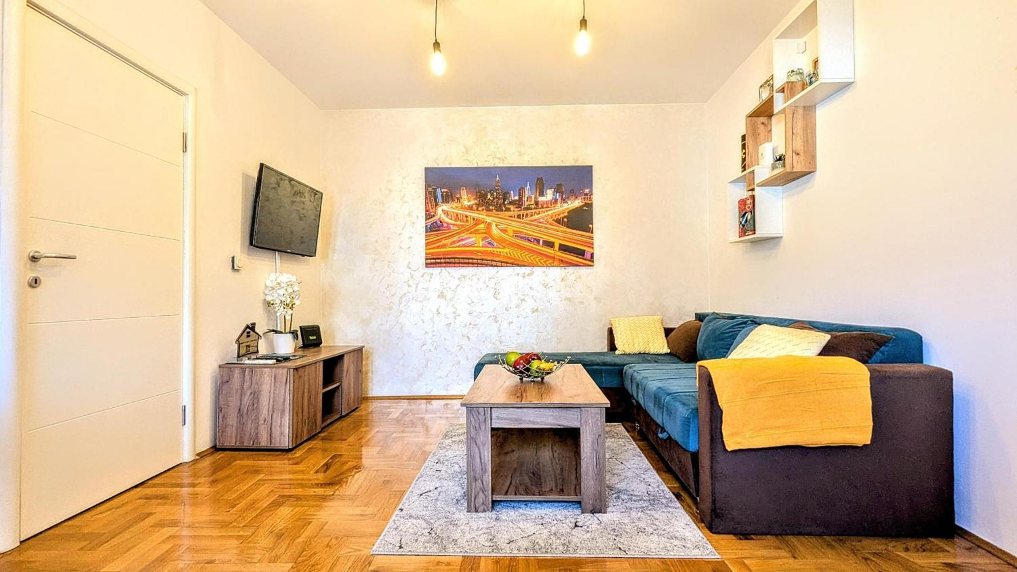 Spacious & Attractive 600m-7minuta Hoda Od Centra, Mogucnost Za Parking-apartmani-nsmilos * Novi Sad