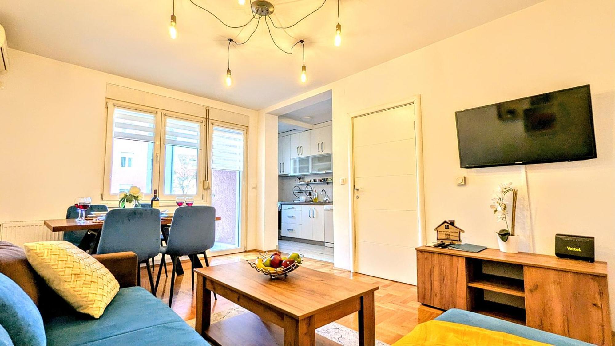 Spacious & Attractive 600m-7minuta Hoda Od Centra, Mogucnost Za Parking-apartmani-nsmilos Apartment